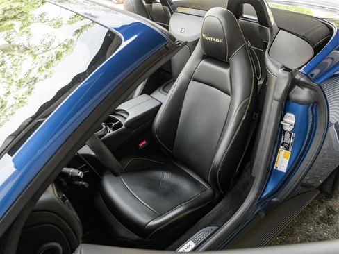 Used 2021 Aston Martin V8 Vantage Roadster image 12