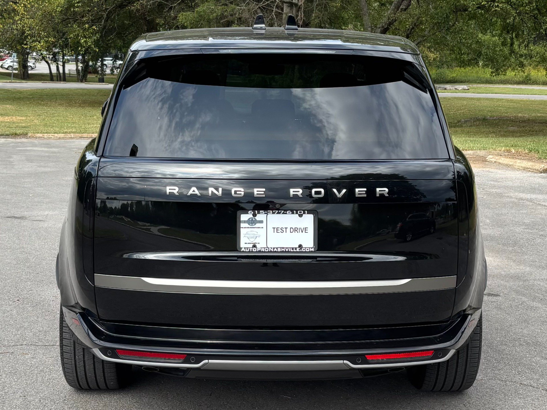 Used 2025 Land Rover Range Rover SE AWD/4WD image 6