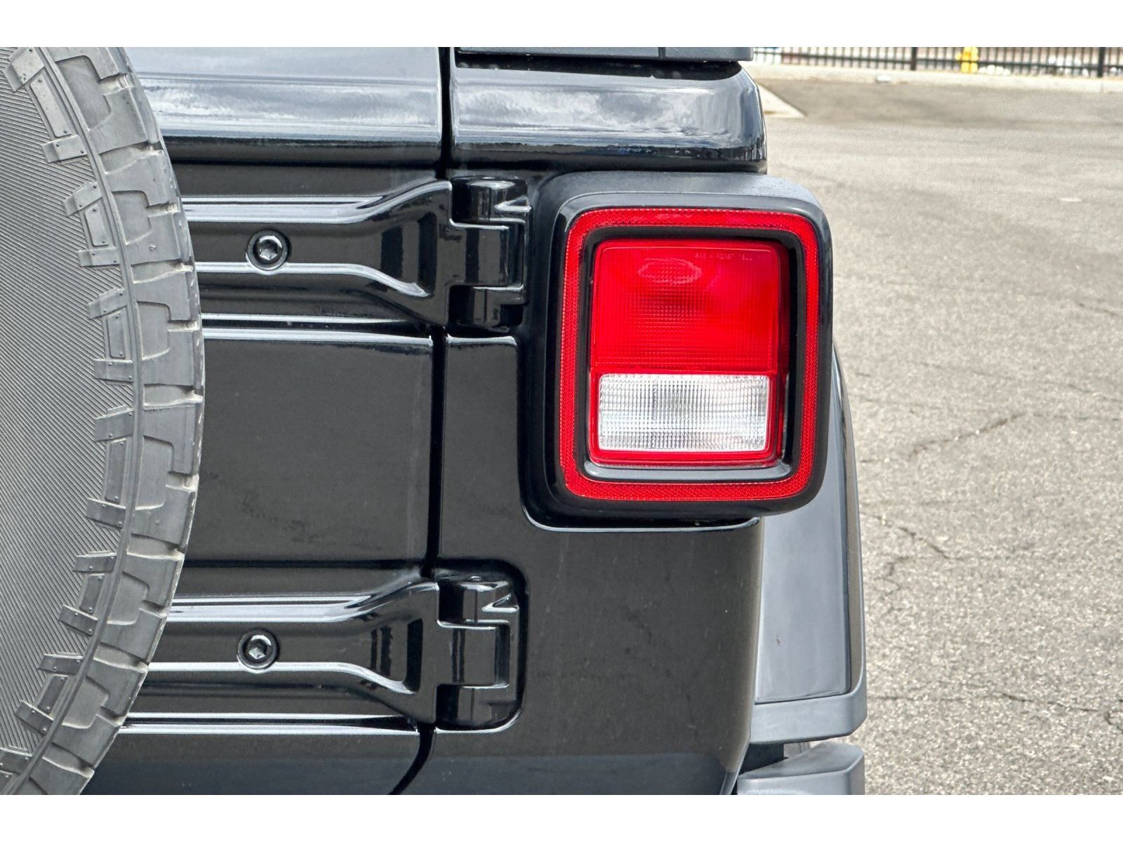 Used 2018 Jeep Wrangler Unlimited Sahara AWD/4WD image 16