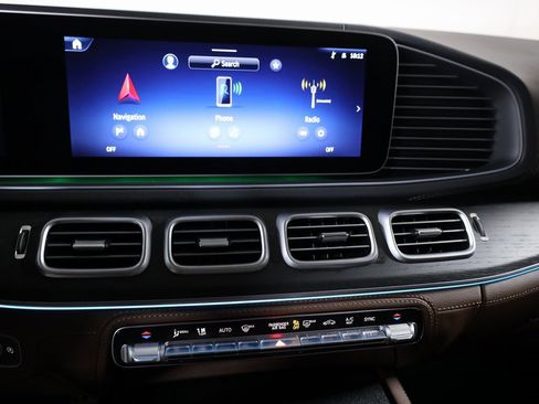 Used 2025 Mercedes-Benz GLS 450 4MATIC w/ AMG Line Exterior image 18