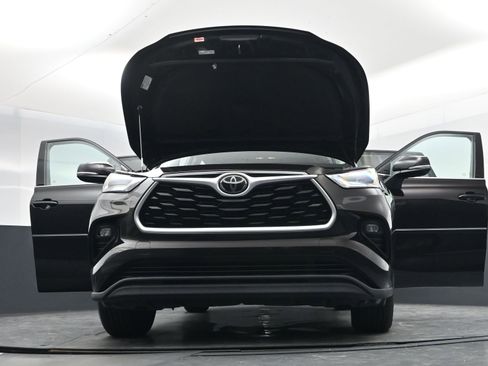 Used 2020 Toyota Highlander XLE image 22