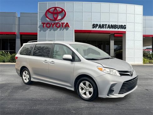 Used 2018 Toyota Sienna LE image 1