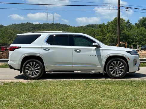 Used 2023 Chevrolet Traverse Premier AWD/4WD image 3