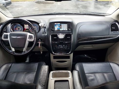 Used 2016 Chrysler Town & Country Touring image 15