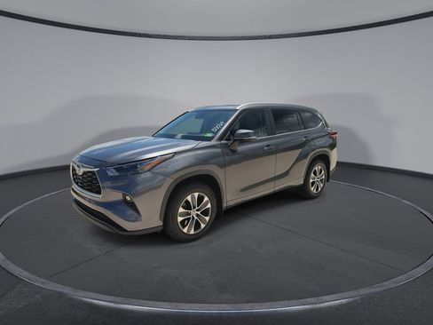 Used 2023 Toyota Highlander XLE FWD image 4