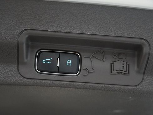 Used 2020 Ford Explorer Platinum w/ Premium Technology Package image 11