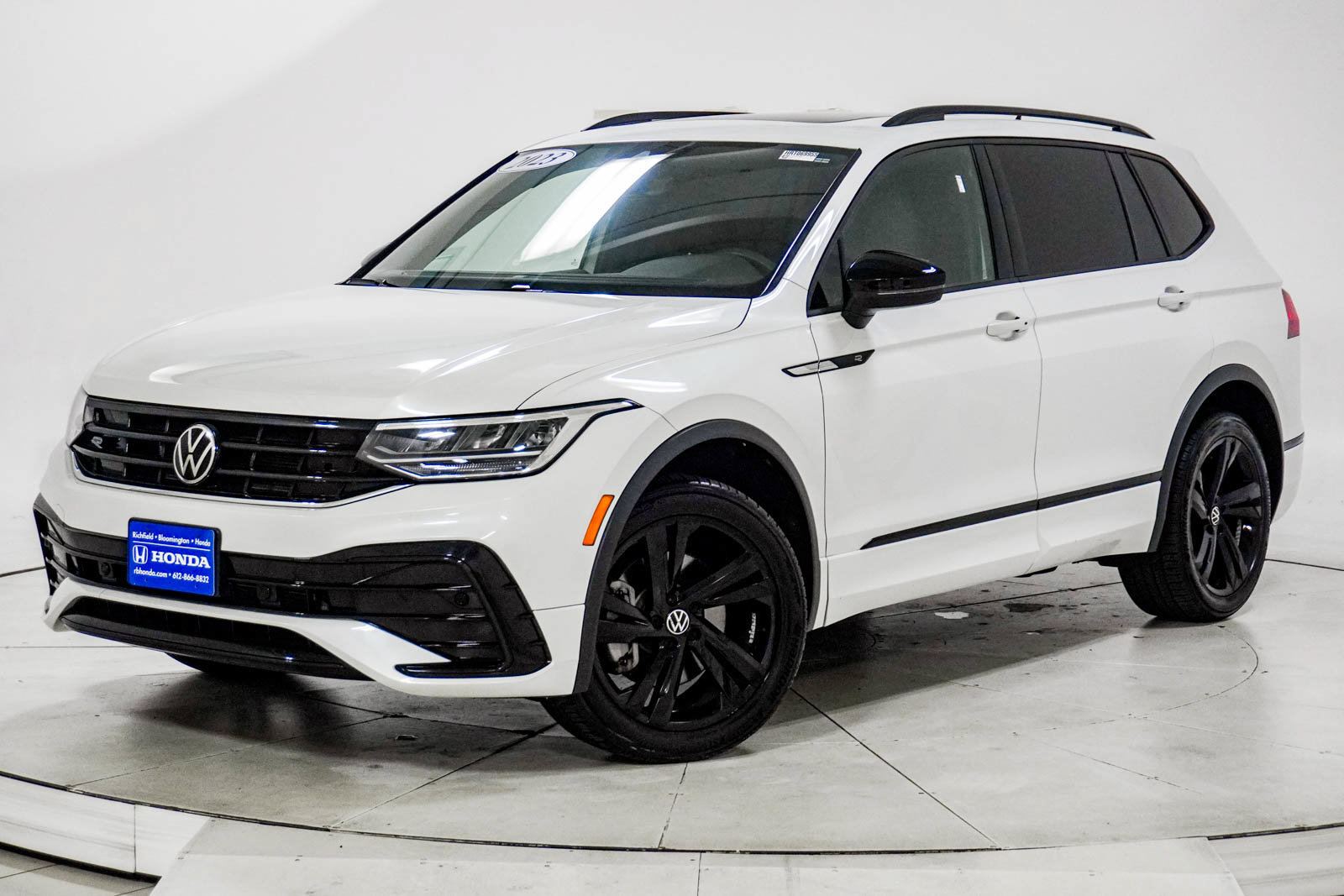 Used 2023 Volkswagen Tiguan SE R-Line FWD image 1