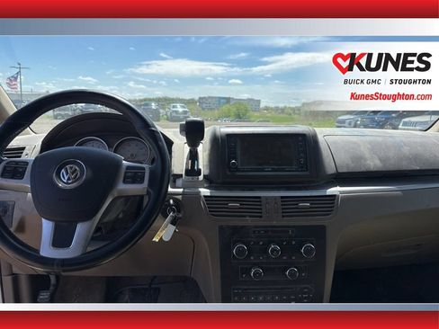 Used 2011 Volkswagen Routan SE FWD image 26