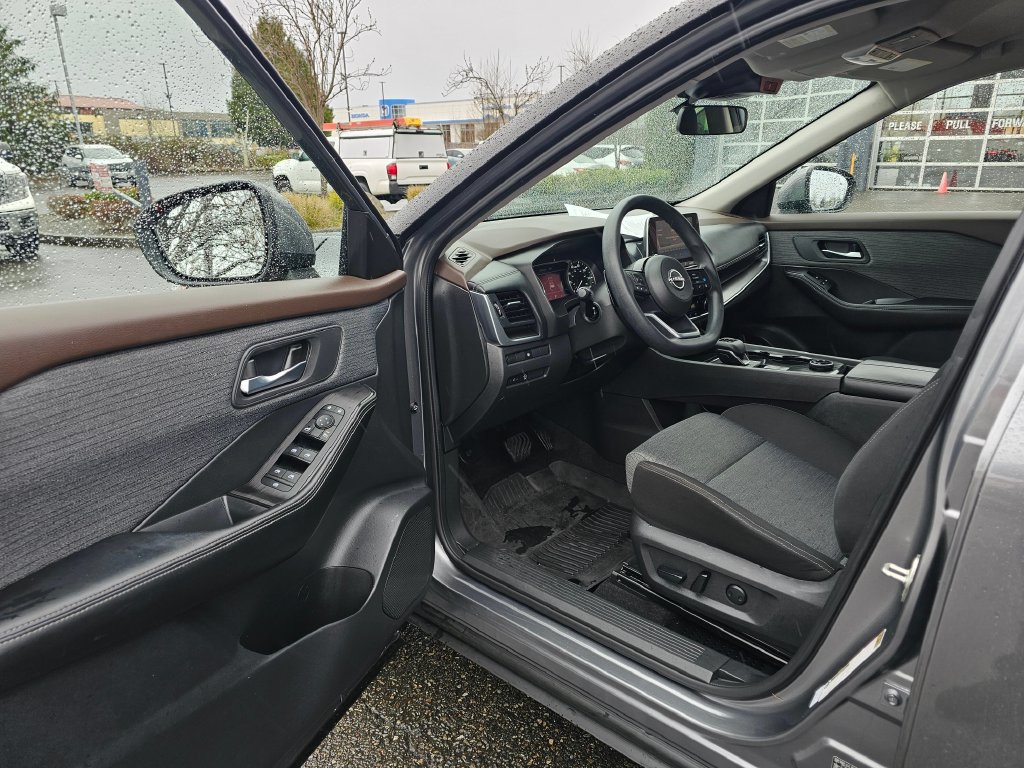 Used 2023 Nissan Rogue SV AWD/4WD image 16