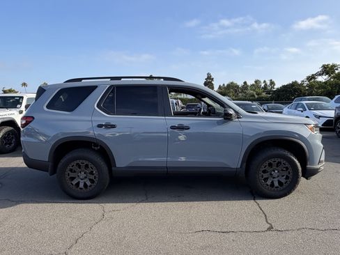 Used 2025 Honda Pilot TrailSport image 2