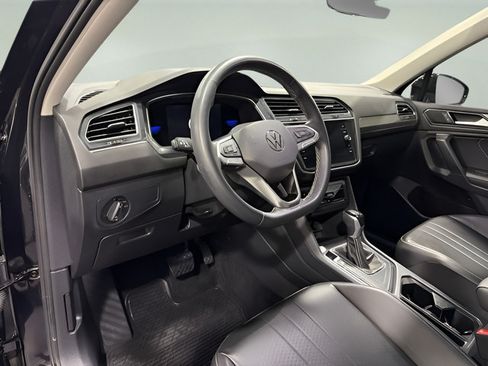 Used 2022 Volkswagen Tiguan SE w/ Panoramic Sunroof Package FWD image 10