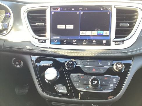 New 2026 Chrysler Pacifica Select image 12