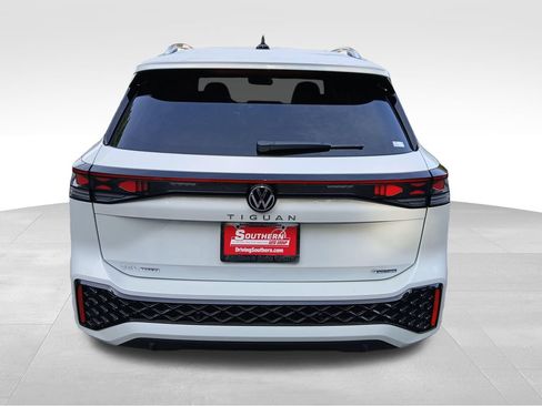 New 2026 Volkswagen Tiguan SEL R-Line AWD/4WD image 4