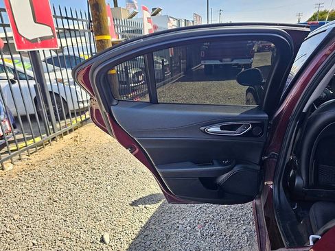 Used 2017 Alfa Romeo Giulia image 33