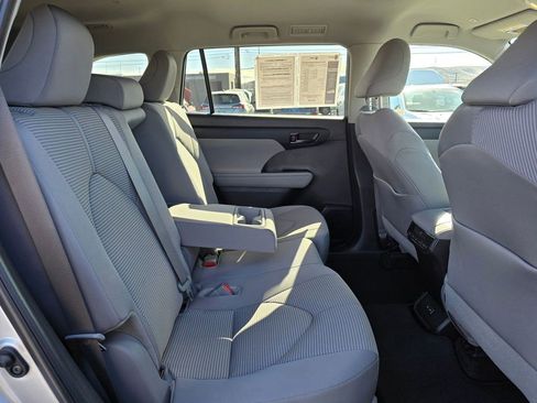 Used 2024 Toyota Highlander LE AWD/4WD image 12