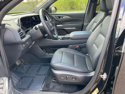 Used 2025 Chevrolet Traverse LT AWD/4WD image 2