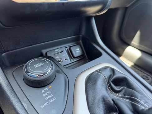 Used 2017 Jeep Cherokee High Altitude AWD/4WD image 24