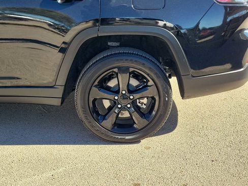 Used 2025 Jeep Grand Cherokee L Laredo image 8