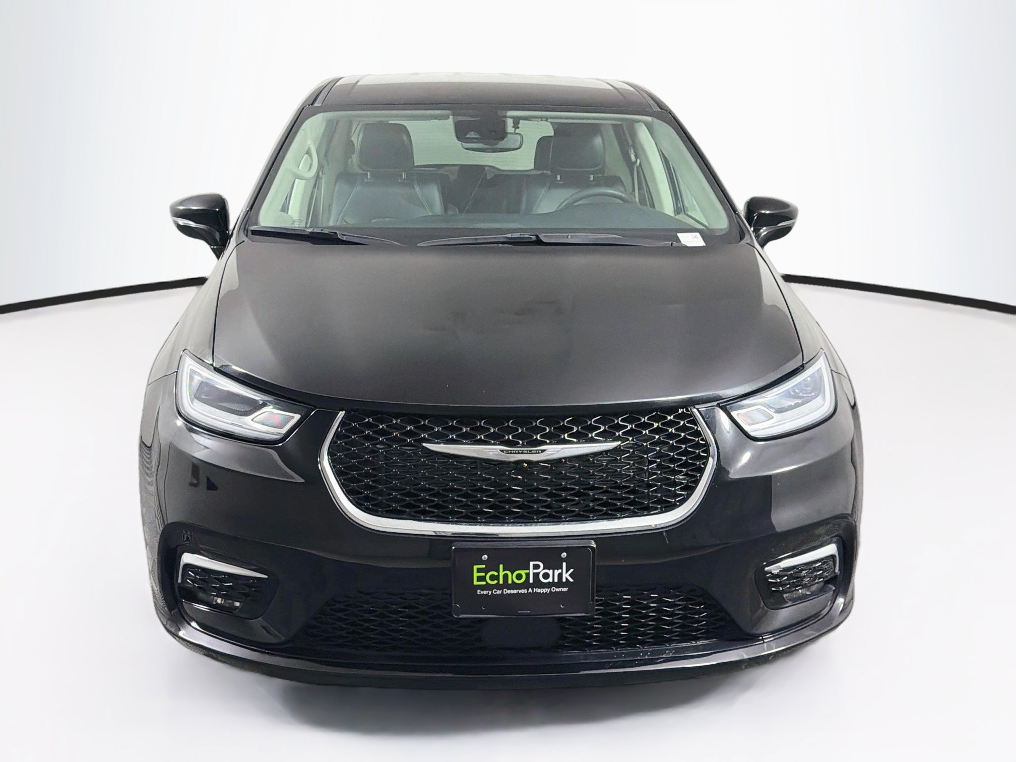 Used 2024 Chrysler Pacifica Touring-L FWD image 2