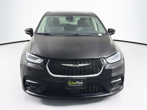 Used 2024 Chrysler Pacifica Touring-L FWD image 2