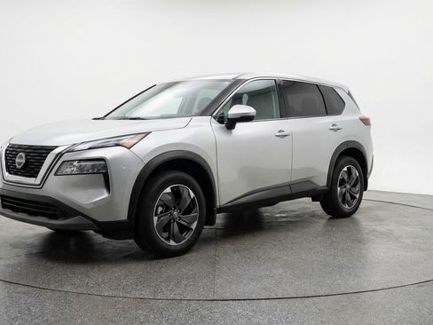 Used 2025 Nissan Rogue SV AWD/4WD image 3