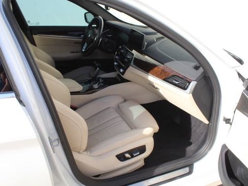 Used 2020 BMW 530e xDrive w/ Premium Package image 41