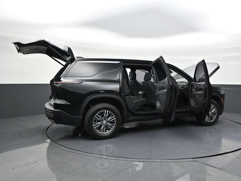 Used 2024 Chevrolet Traverse LS image 29