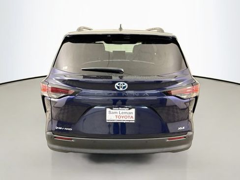 Used 2025 Toyota Sienna XLE w/ XLE Plus Package AWD/4WD image 6