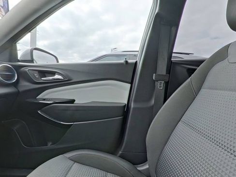 Used 2025 Chevrolet Trax LT image 24