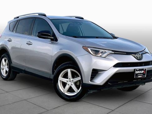 Used 2017 Toyota RAV4 LE FWD image 3