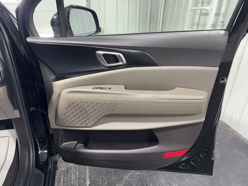 Used 2025 Kia Carnival FWD image 11