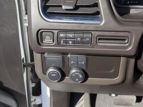 Used 2022 Chevrolet Suburban RST w/ Luxury Package image 15