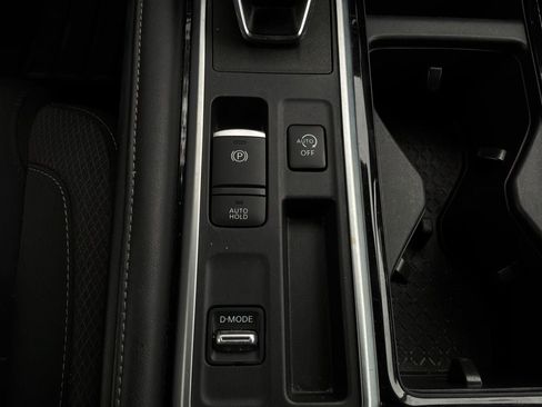 Used 2025 Nissan Pathfinder SV FWD image 23