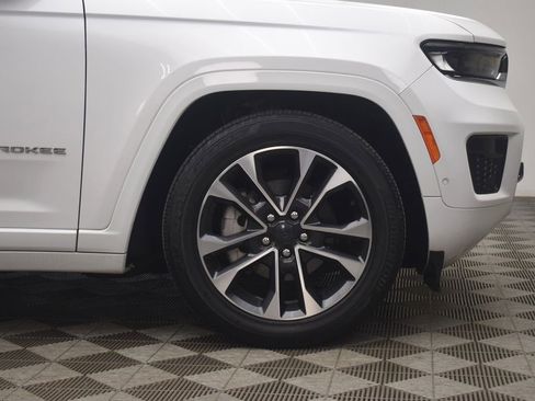 Used 2023 Jeep Grand Cherokee Overland w/ Luxury Tech Group IV AWD/4WD image 33
