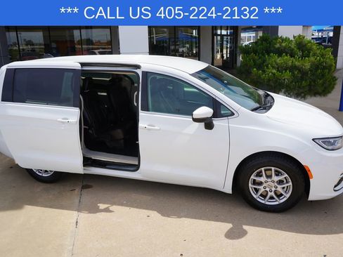 Used 2023 Chrysler Pacifica Touring-L FWD image 10