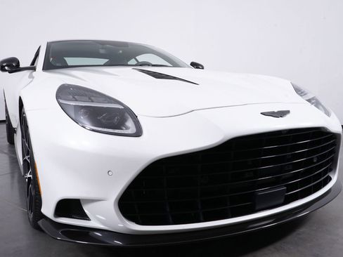 Used 2025 Aston Martin Vanquish image 17