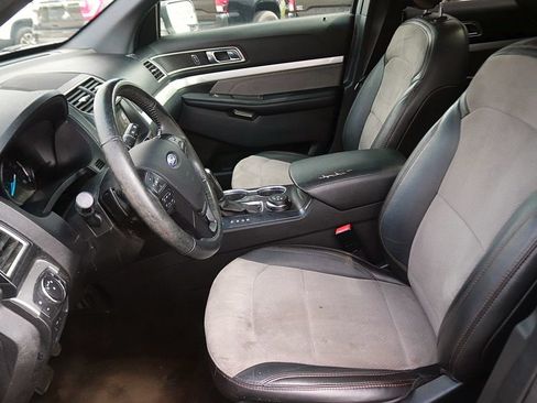 Used 2017 Ford Explorer XLT w/ Equipment Group 202A AWD/4WD image 14