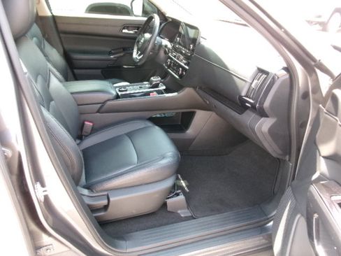Used 2022 Nissan Pathfinder SV AWD/4WD image 11