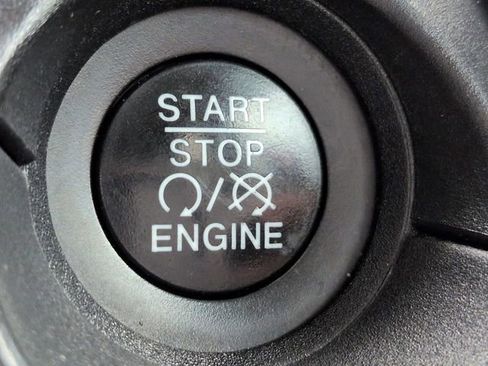 Used 2016 Jeep Renegade Latitude w/ Popular Equipment Group FWD image 24