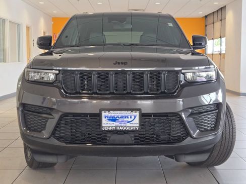 Used 2023 Jeep Grand Cherokee Altitude AWD/4WD image 3
