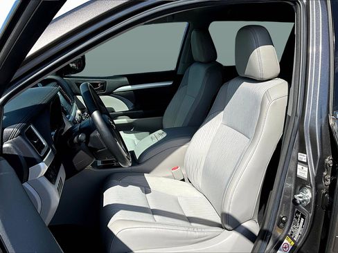 Used 2018 Toyota Highlander LE image 23