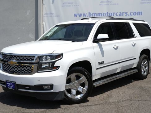 Used 2018 Chevrolet Suburban LT w/ LT Signature Package RWD image 2