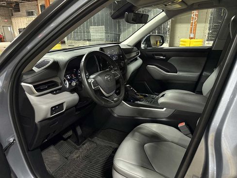 Used 2023 Toyota Highlander XLE AWD/4WD image 30