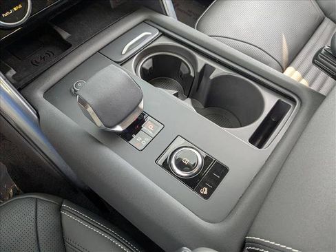 Used 2025 Land Rover Discovery Dynamic SE image 15