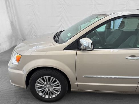 Used 2016 Chrysler Town & Country Touring-L w/ Driver Convenience Group FWD image 3