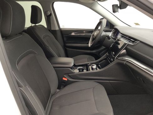 Used 2023 Jeep Grand Cherokee Laredo RWD image 21
