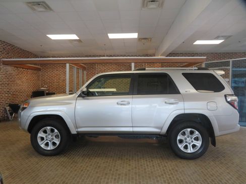 Used 2022 Toyota 4Runner SR5 AWD/4WD image 72