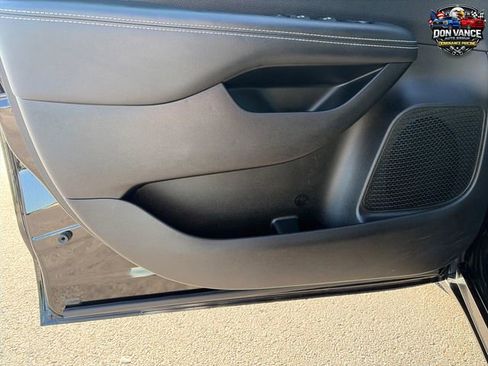 Used 2025 Chrysler Pacifica Select FWD image 11