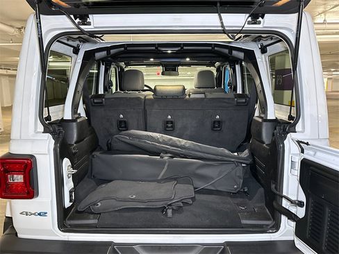 Used 2024 Jeep Wrangler Unlimited Sahara image 6