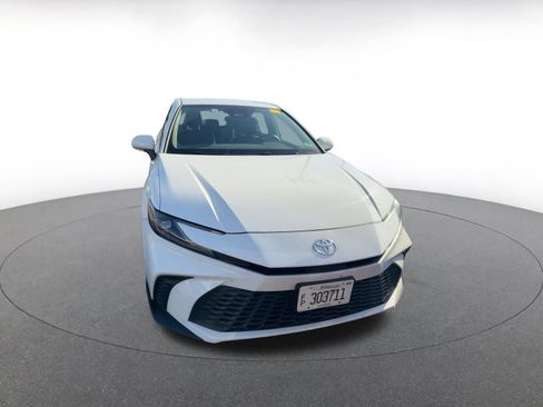 Used 2025 Toyota Camry SE image 3